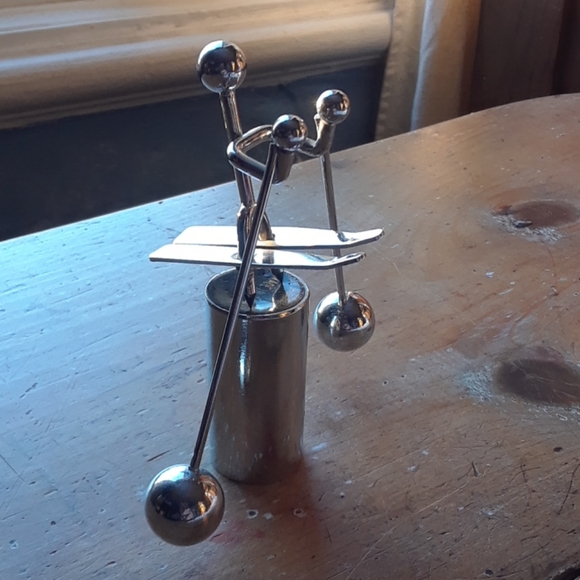 Vintage mod metal balancing kinetic skier